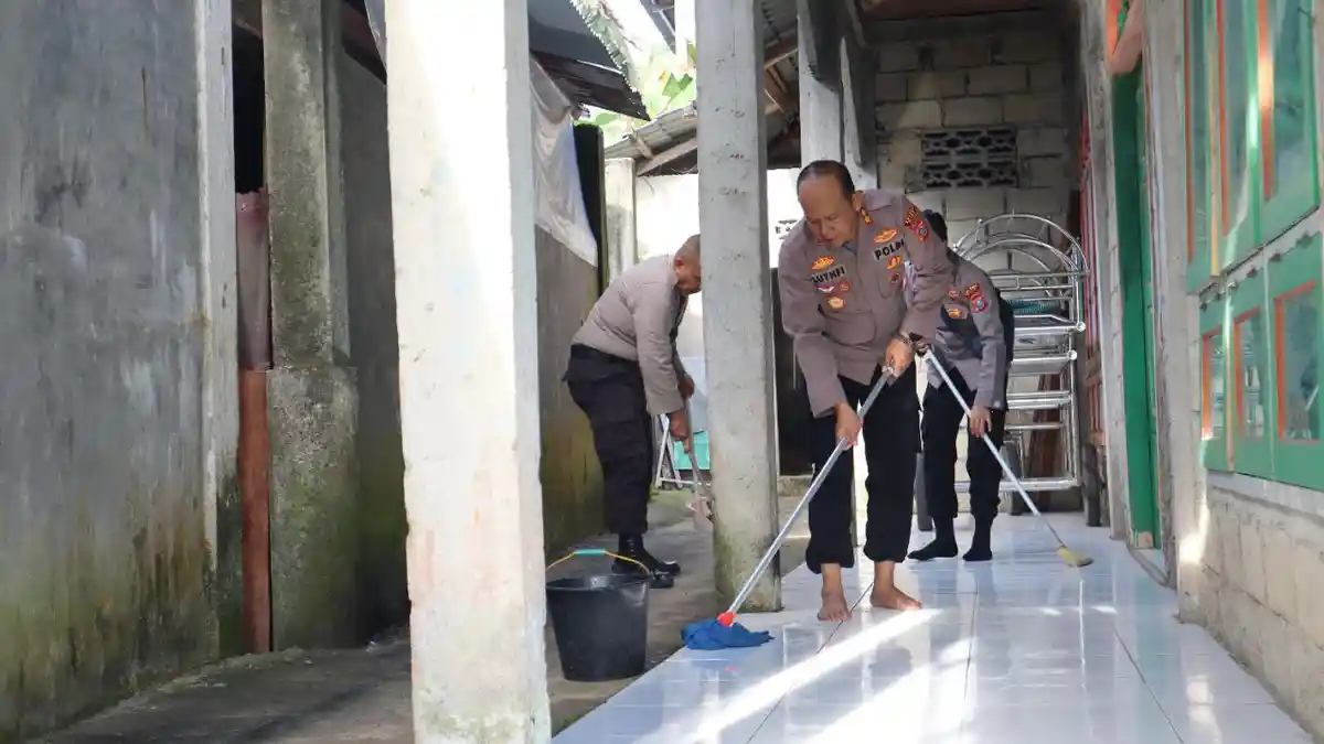 Jum’at Barokah, Kapolres Nias Santuni Warga dan Bersih-bersih Rumah Ibadah