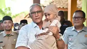 Momen-Bupati-Kuningan-Acep-Purnama-menggendong-anak-korban-kecelakaan.jpg