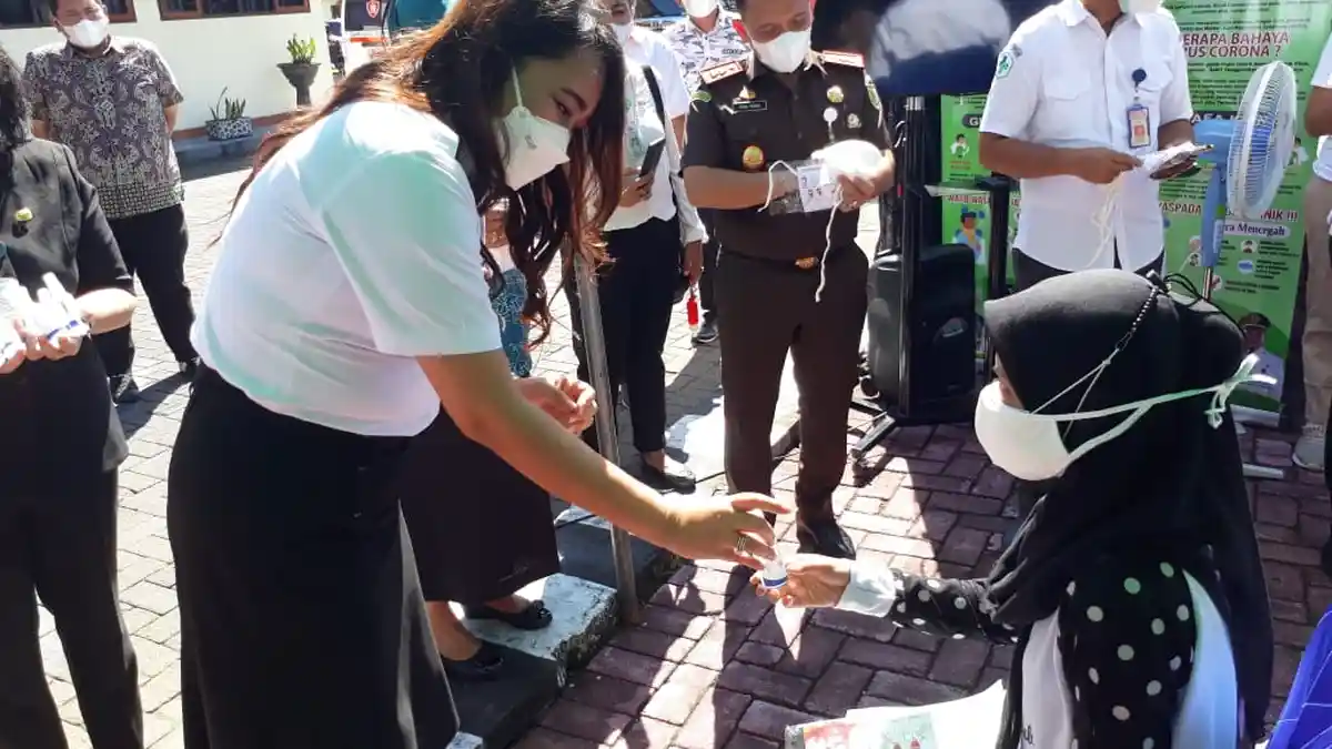 dr Kartika Devi Tanos Pantau Vaksinasi Anak di Bolmut, Bagikan Masker hingga Cokelat
