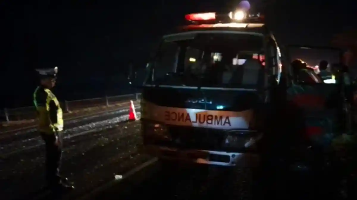 Ambulans Bawa Jenazah dari Bogor Terbalik di Cipali Subang, 3 Penumpang Luka Berat, 5 Luka Ringan