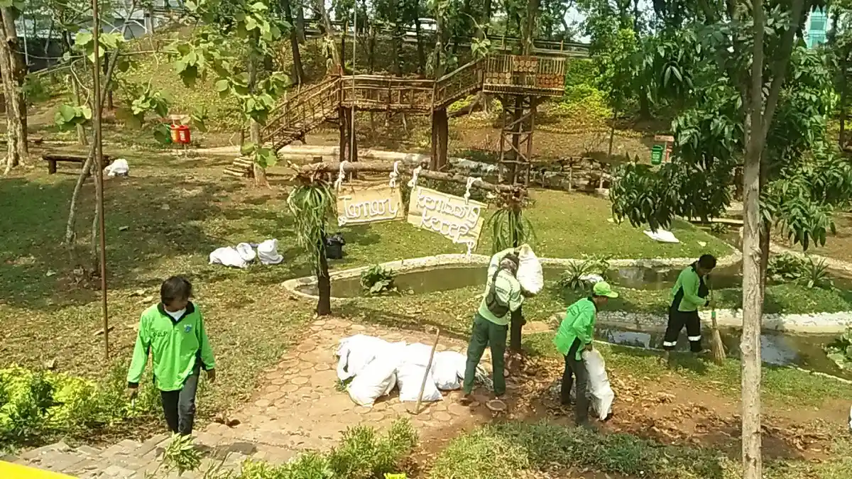 Pembuatan Taman Kembang Kerep, Dari Bahan Daur Ulang dan Bahan Tak Terpakai