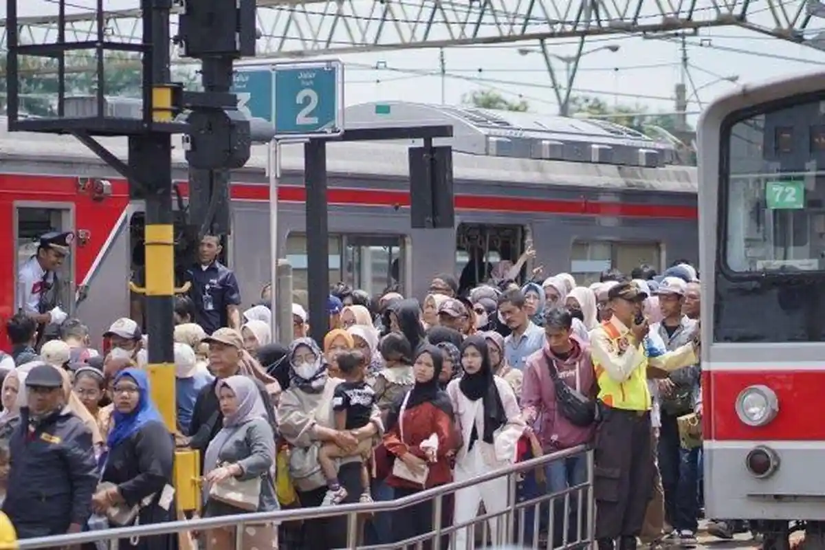 BUNTUT Demo di DPR RI, Jalur Kereta Lintas Tanah Abang-Palmerah Masih Belum Dapat Dilalui Malam Ini