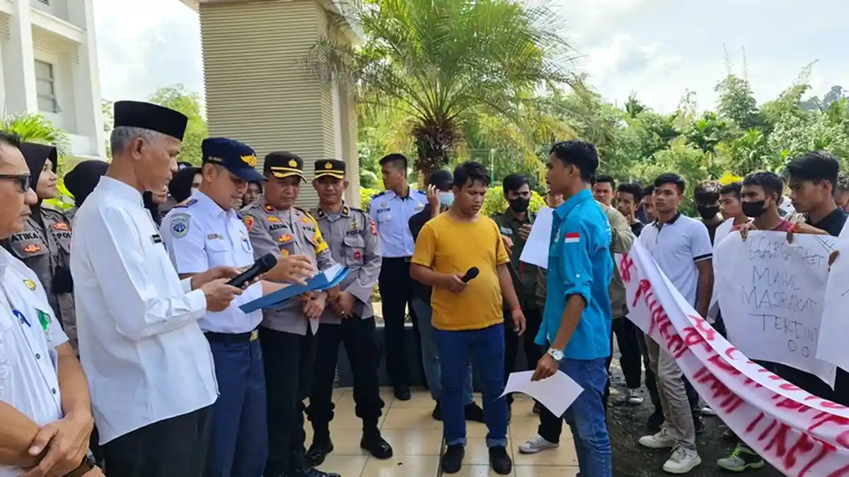 Mahasiswa Simeulue Demo Kantor Bupati, Tuntut Harga Tiket Kapal Feri Turun