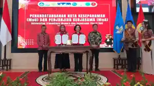 Rektor-UTM-Bangkalan-Prof-Dr-Safi-bersama-Dekan-Fakultas-Hukum-UTM-Dr-Erma-Rusdiana-2026.jpg