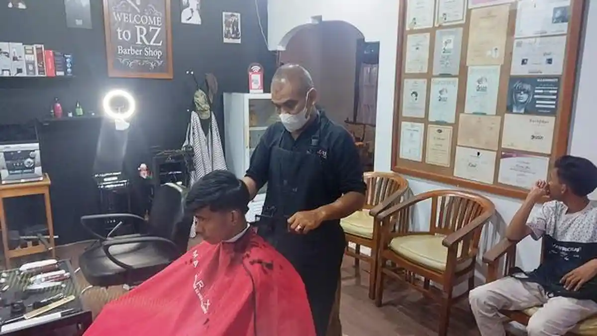 RZ Barbershop Cukur 50 Orang Lebih Sehari