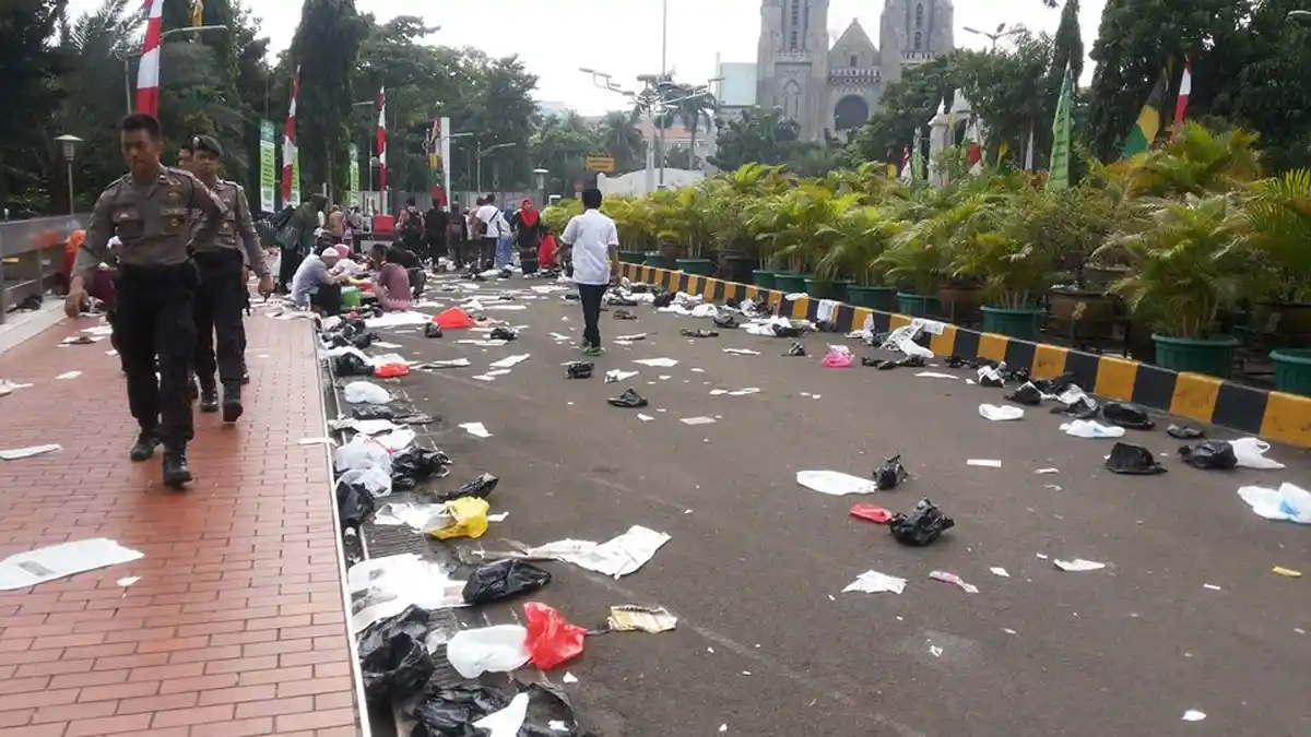 Sampah Berserakan di Halaman Masjid Istiqlal