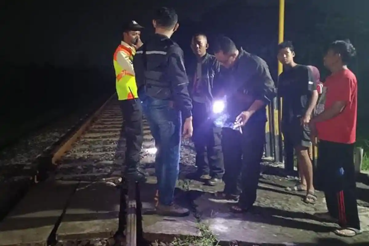 Kecelakaan Maut di Kediri, Kereta Api Tabrak Pemotor hingga Tewas, Kendaraan Tersangkut Lokomotif