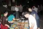 Jokowi Berbincang Dengan Salah Satu Pemilik Warung Lesehan Blom 