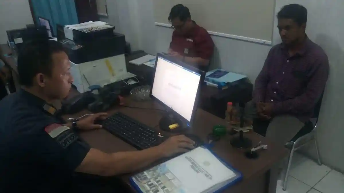 Langgar Aturan Izin Tinggal, WNA Asal Bangladesh Dijemput Paksa Kantor Imigrasi Pemalang