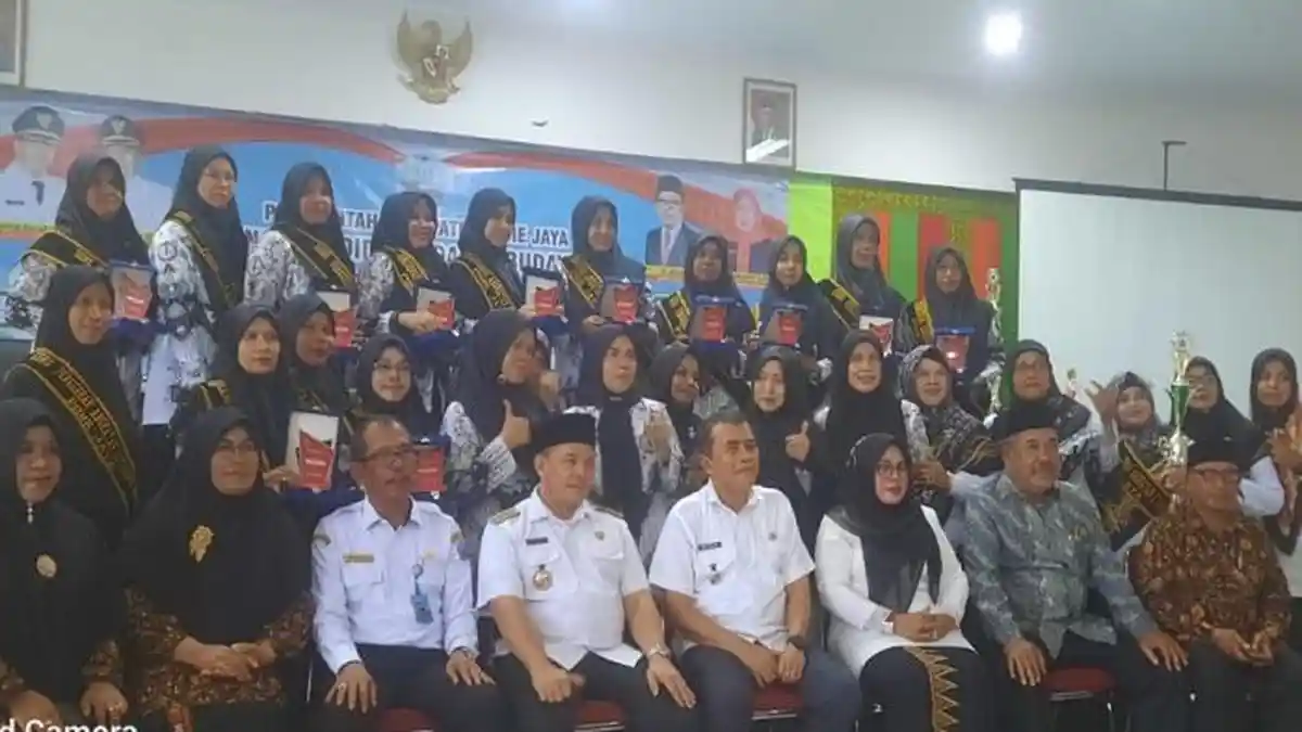 Bupati Pidie Jaya Serahkan Piagam untuk GTK Berprestasi