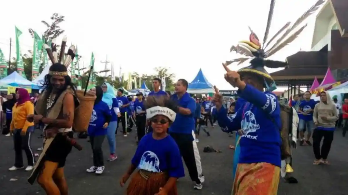 Berbusana Adat Dayak, Tiga Orang Ini Jadi Pusat Perhatian Peserta Jalan Sehat