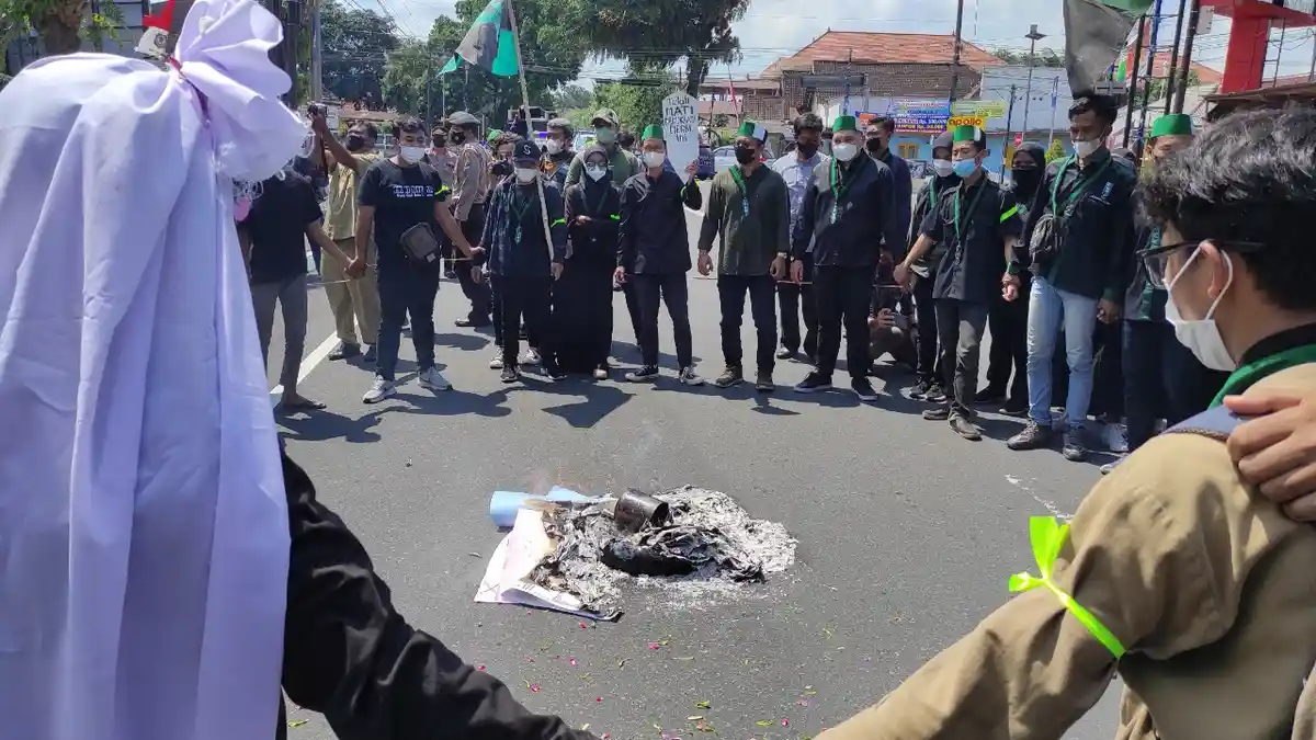 Aksi Mahasiswa di Gedung DPRD Kota Blitar, Mulai Teatrikal Tabur Bunga Sampai Bakar Ban Bekas