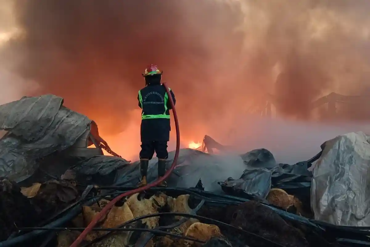 Dua Pabrik Kimia di Jababeka Ludes Terbakar pada Dini Hari