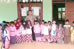 Polsek-Manggar-berfoto-bersama-siswa.jpg