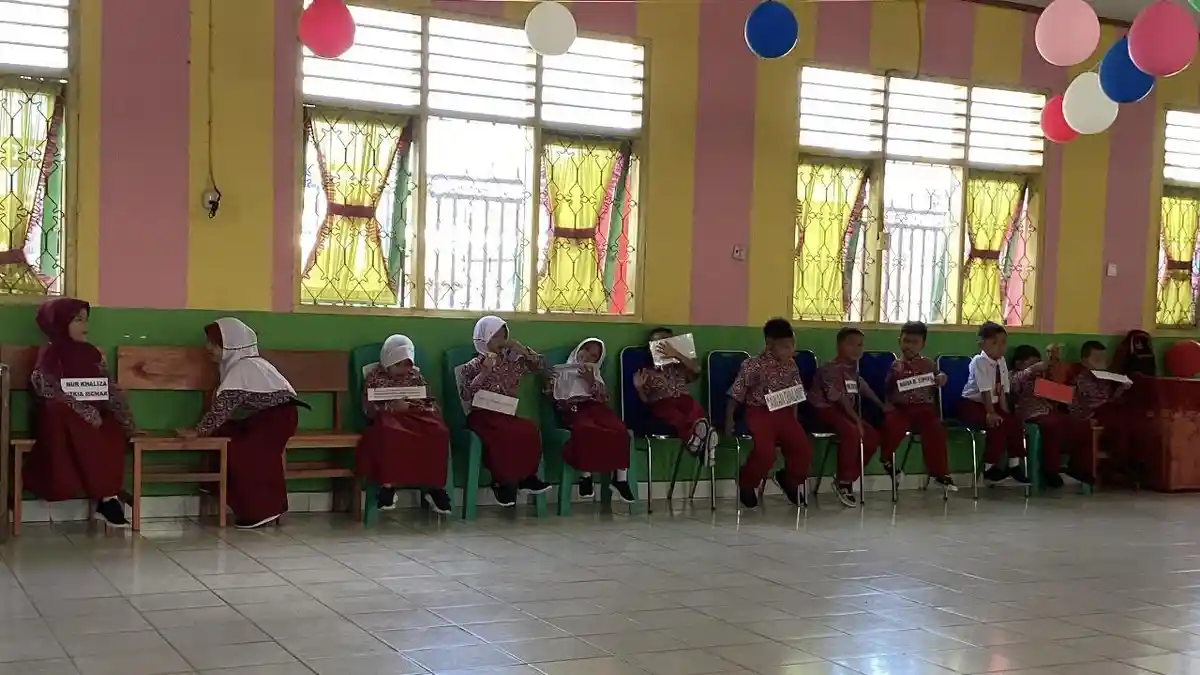 Hari Ke-2 Pengenalan Sekolah Dasar di Kota Gorontalo, Orangtua Siswa Bawa Bekal Makanan Favorit Anak