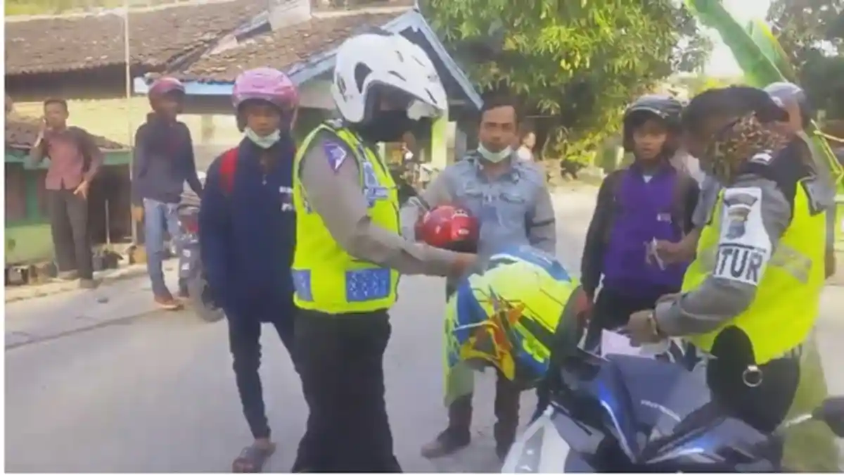 2 Polisi Razia Di Jalan Kampung Diusir Warga Jadi Viral, Polisi pun Pergi, Lihat Video Lengkapnya