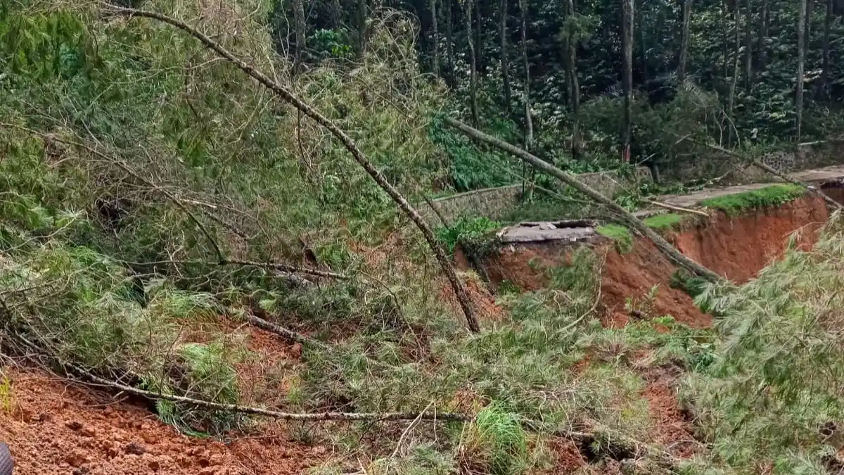 Ruas Jalan KBB-Cianjur yang Diterjang Longsor Belum Normal, Kendaraan Harus Bergiliran Saat Melintas