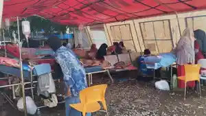 suasana-perawatan-pasien-di-tenda-di-luar-rs-pakuwon-sumedang.jpg