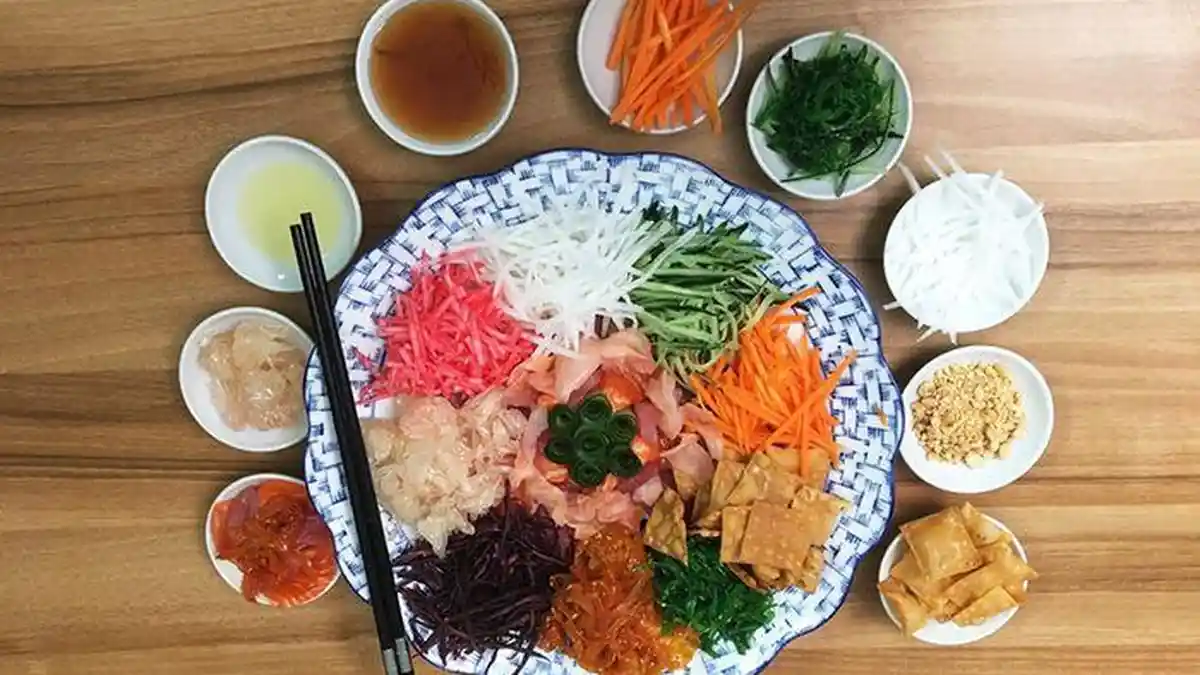 Mengenal Yu Sheng, Kuliner yang Sering Tersedia saat Imlek, Cara Makannya Unik