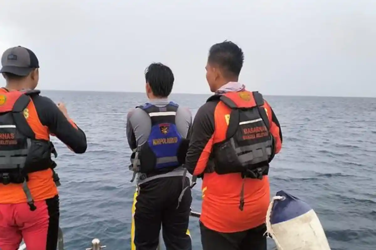 Lokasi Terakhir Penemuan Mayat Pakai Jas Hujan di Laut Sadai Bangka Selatan yang Dilaporkan Nelayan - 20240524-Tim-SAR-gabungan-saat-melakukan-operasi-pencarian-dugaan-3.jpg