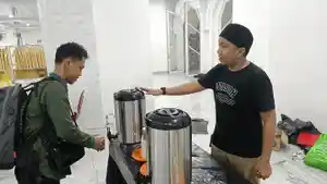20260312-Jemaah-Iktikaf-mengambil-minuman-di-meja.jpg