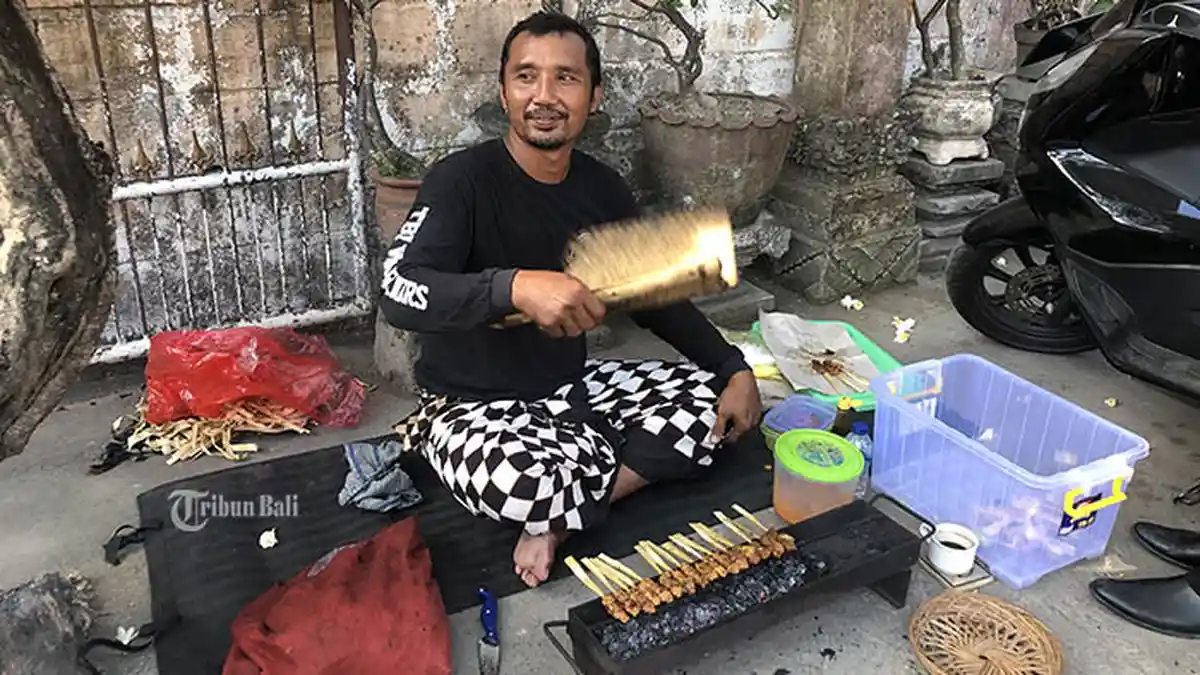 Tak Ada Turis, Mantan Guide dan Driver Ini Banting Stir Jualan Sate Keliling di Denpasar dan Gianyar