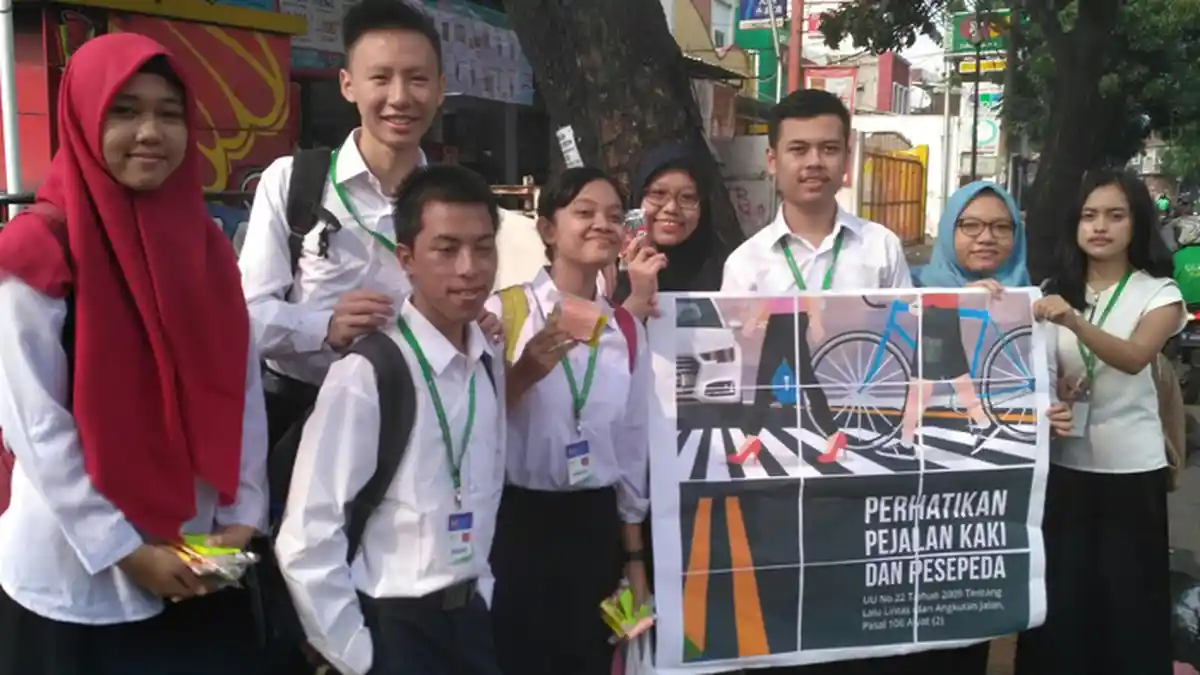 Kampanyekan Hak Pejalan Kaki, Mahasiswa STAN Bagikan Biskuit Cokelat ke Pengendara