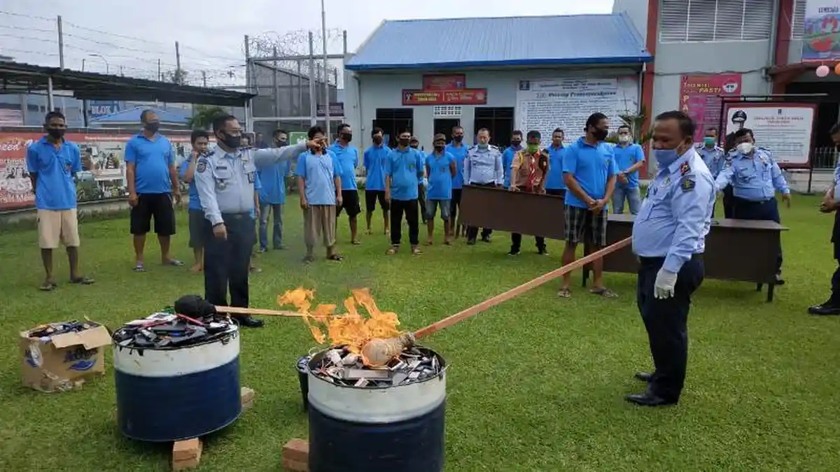 Saksikan Pemusnahan Barang Hasil Razia, Kalapas Binjai Ajak Warga Binaan