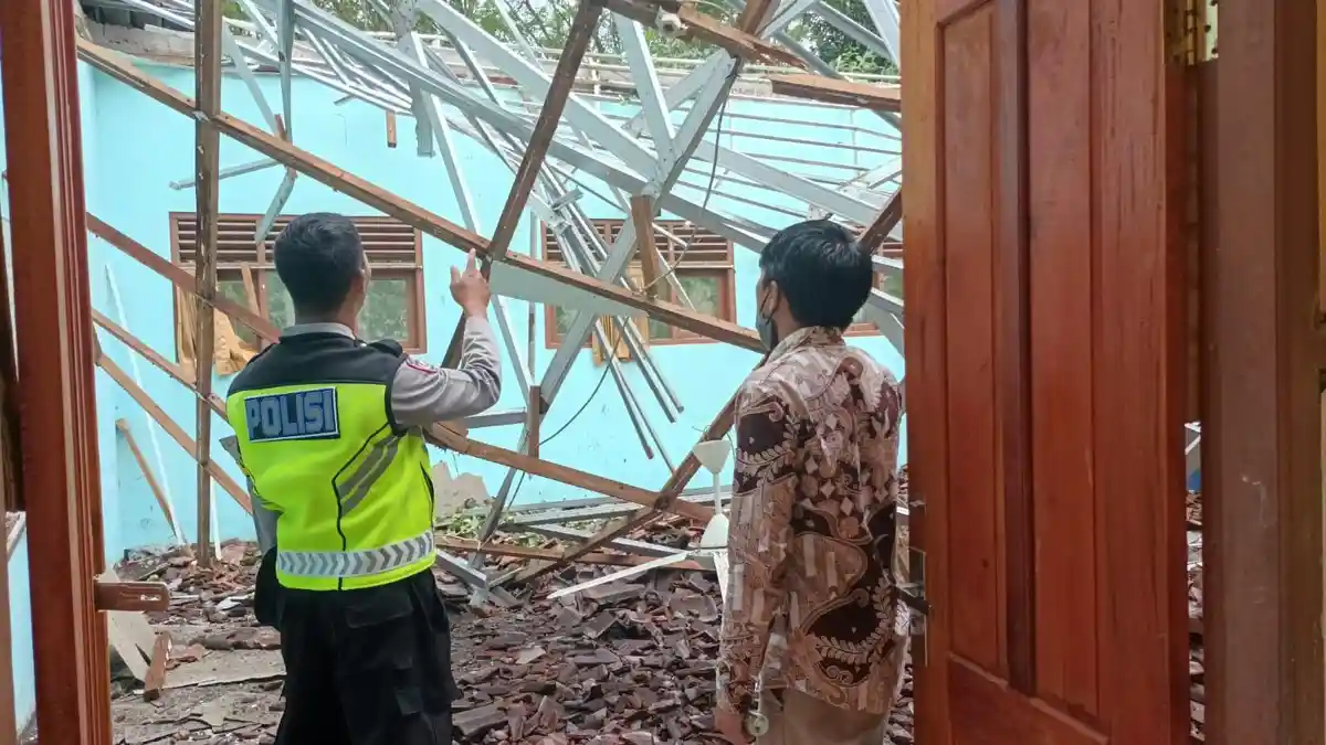 Atap Kelas SDN Kepuharjo Ambruk, Bupati Sleman: Saya Minta Semua Sekolah Dicek
