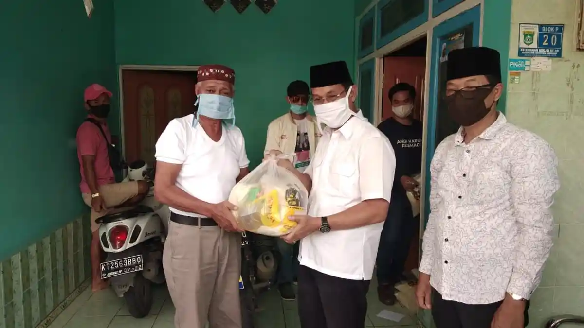 Kawal Andi Harun dan Rusmadi Bagikan 5.500 Paket Sembako ke 1.046 RT di Samarinda