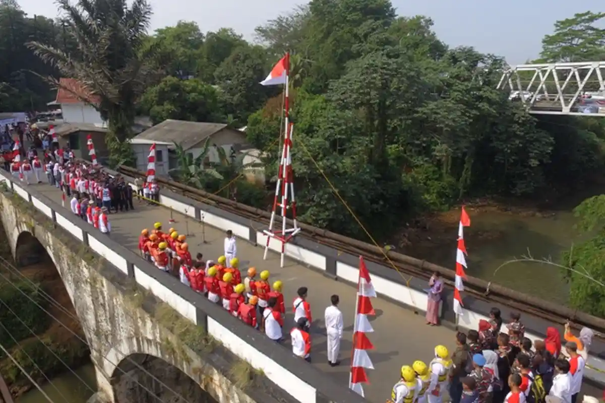 Pengibaran Bendera di Jembatan Panus Depok, Libatkan Pelajar