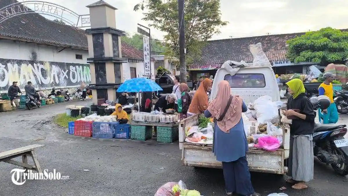 Akses di Cawas Klaten Terendam Banjir, Pedagang Buka Pasar Darurat