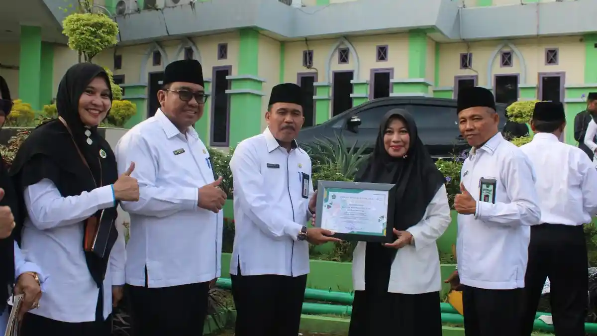 Kemenag Pekanbaru Serahkan Penghargaan kepada Dr Atikah Hermansyah