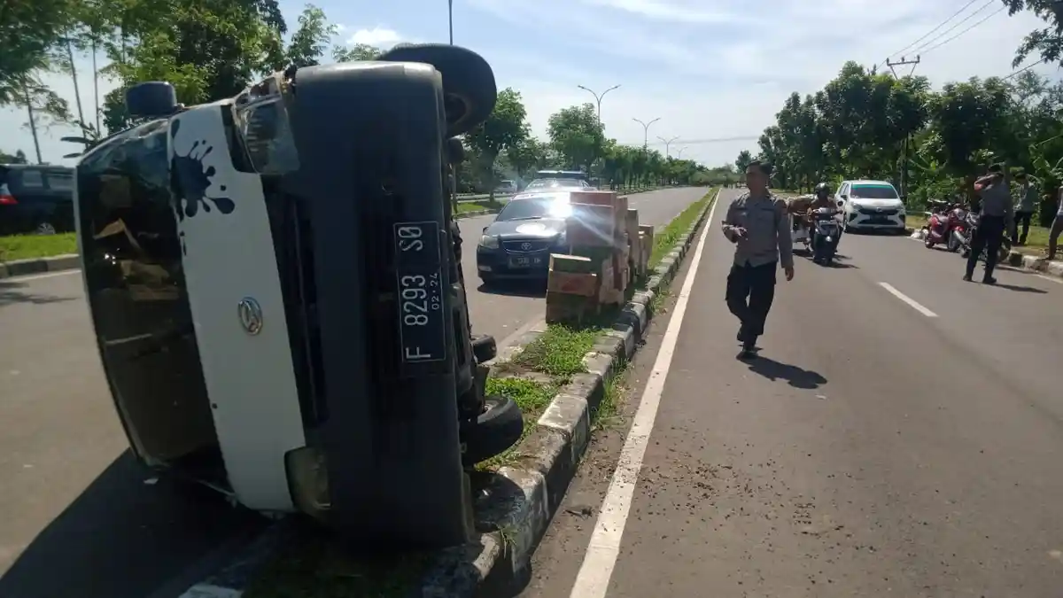 Kecelakaan Terjadi Lagi di Jalan Boru-Palima! Mobil Box Tabrak Toyota Maxim hingga Terguling
