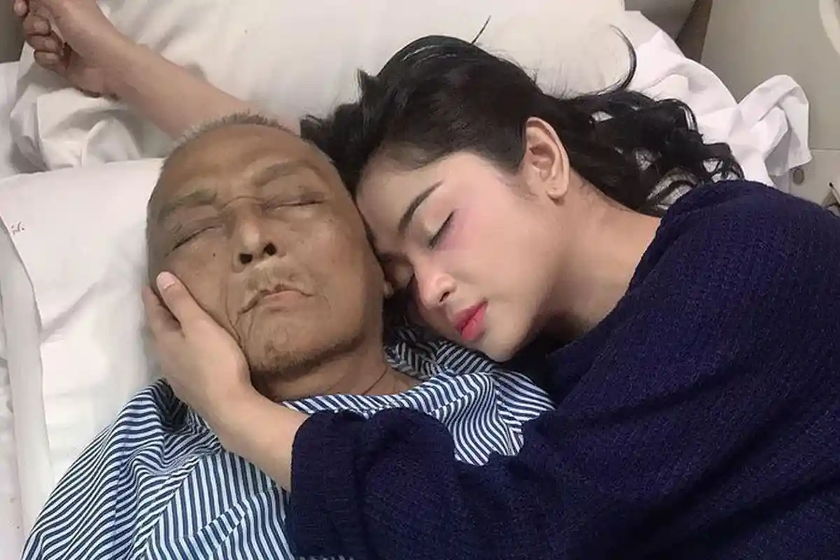 Ayahnya Meninggal Dunia, Dewi Perssik Kenang Perayaan Ulang Tahun Terakhir sang Ayah
