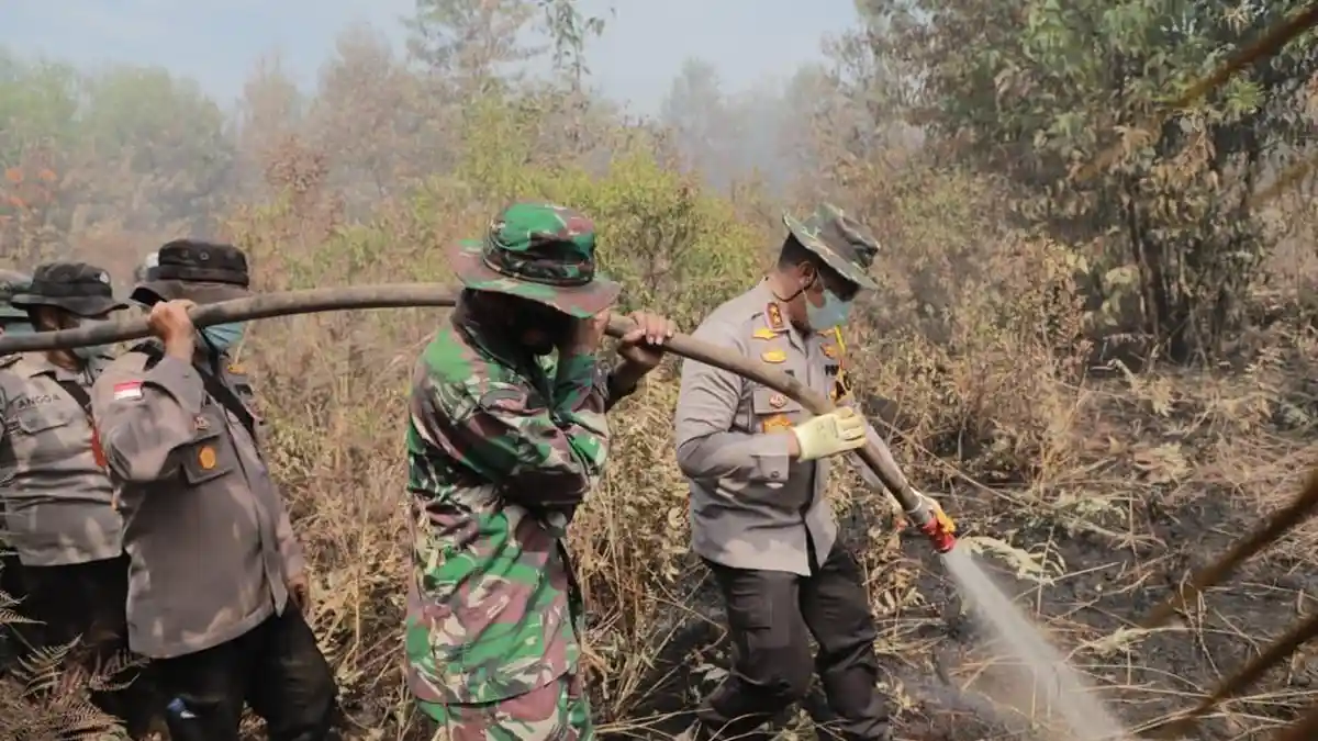 Kapolda Riau Ikut Padamkan Api Karhutla di Pulau Merbau dan Bengkalis