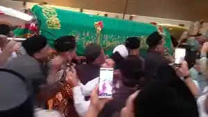Jenazah-Gus-Alam-saat-tiba.jpg