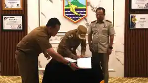 Penyerahan-hibah-unit-mobil-ke-Kantor-Pertanahan-Kotabaru.jpg