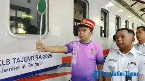 NAIK-KERETA-Bupati-Muhammad-Fawait-saat-di-Stasiun.jpg
