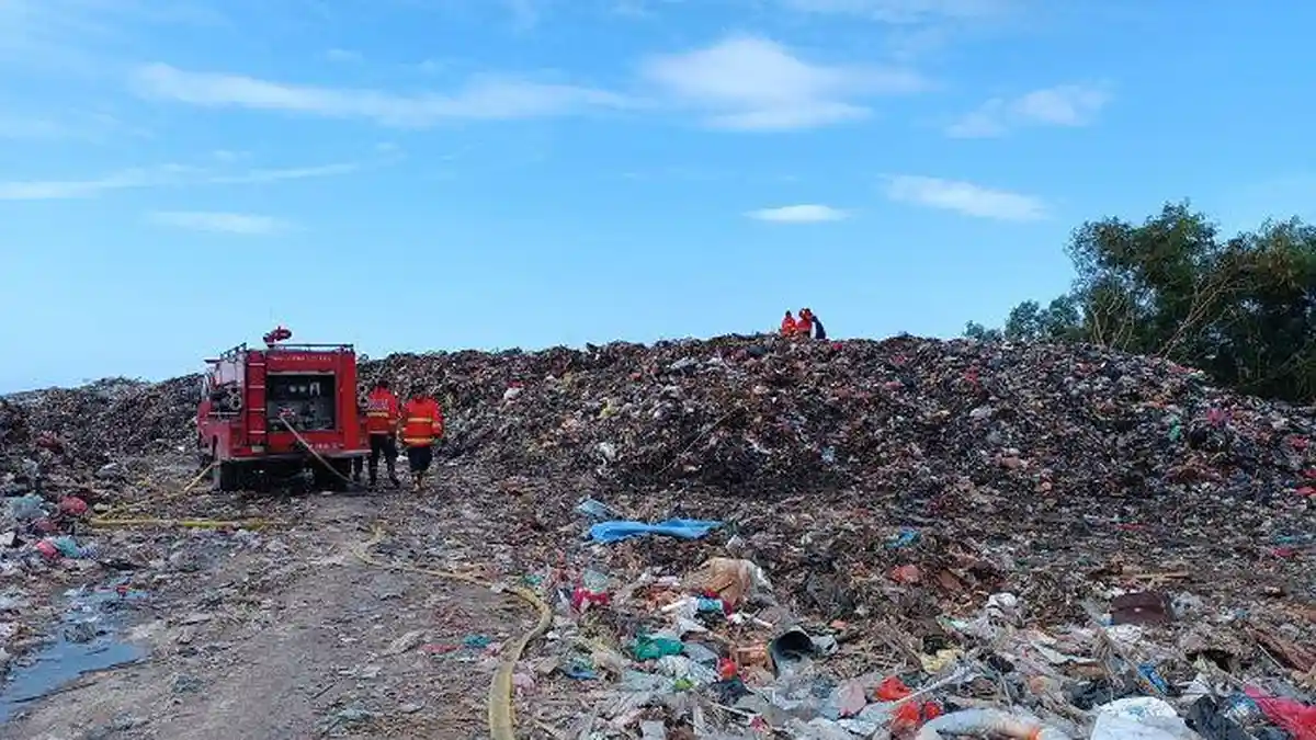 Muncul Titik Kebakaran di TPA Suwung, Api Dipadamkan Petugas Damkar Denpasar, Sekarang Pendinginan