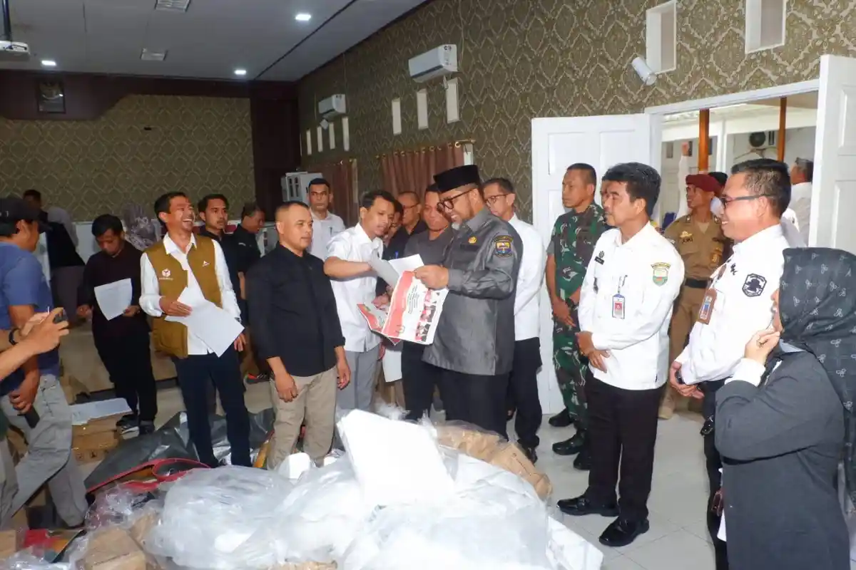 Raden Najmi Dampingi Pjs Gubernur Cek Logistik Pilkada 2024 di KPU Muaro Jambi 