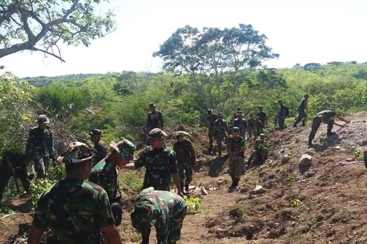 Korem 161/Wira Sakti Kupang Tanam 700 Anakan Pohon Di Sekitar Bendungan Raknamo