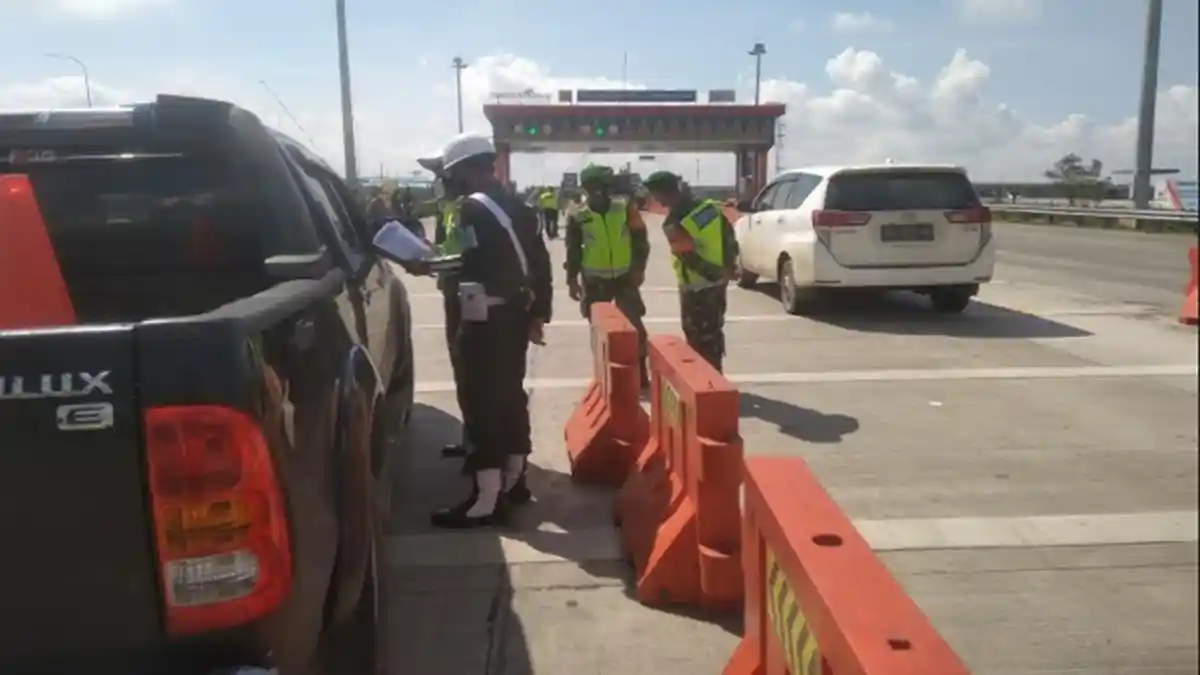 Hari Pertama Larangan Mudik, Puluhan Kendaraan Masuk Gerbang Tol Kramasan Dipaksa Putar Balik