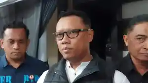 TEGAS-Kasat-Narkoba-Polres-Sampang-Iptu-Yuda-Julianto-tengah-saat-memberikan.jpg