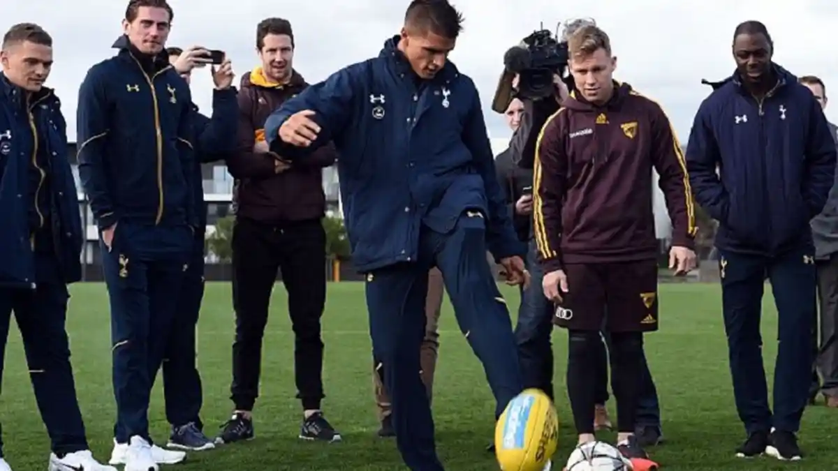 Erik Lamela Ditantang Mengolah Bola Rugby
