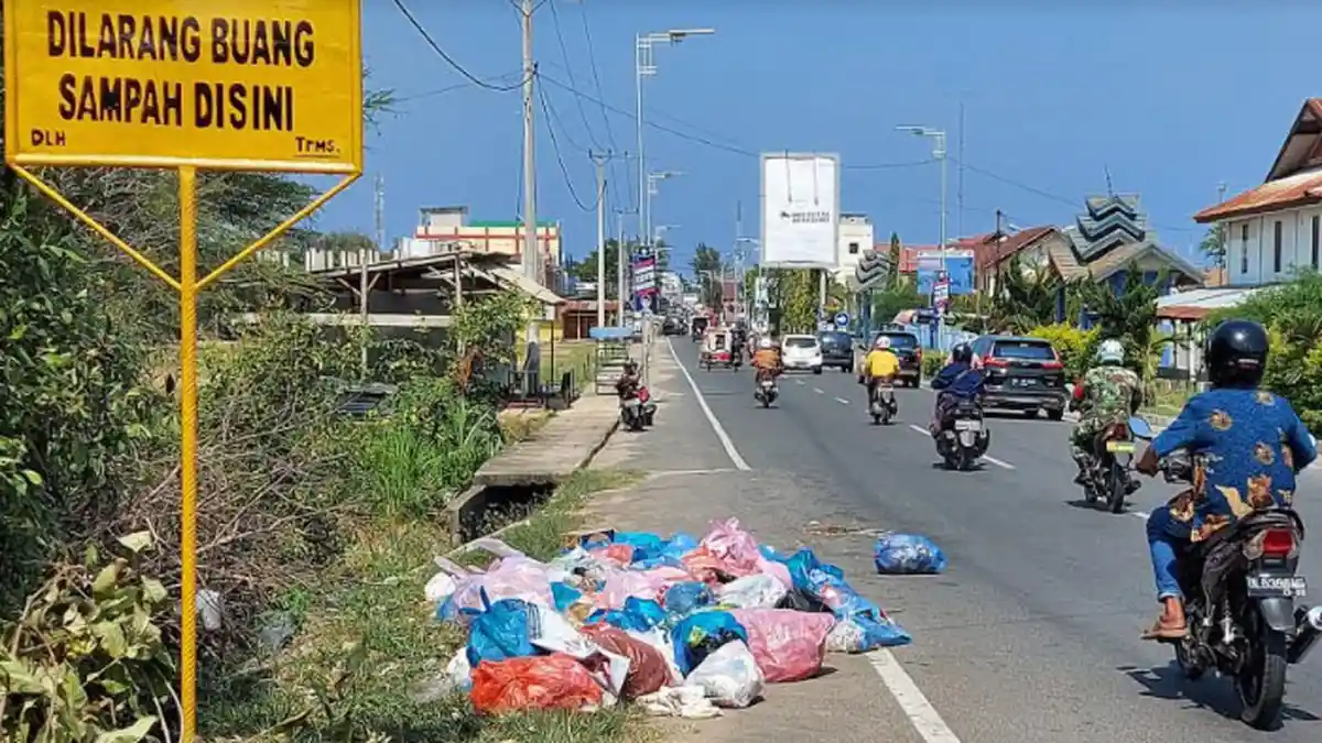 Jalan Masuk Kota Lhokseumawe Bertabur Sampah
