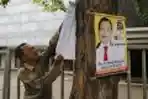 Poster Caleg Dibiarkan Satpol PP Tertempel di Pohon