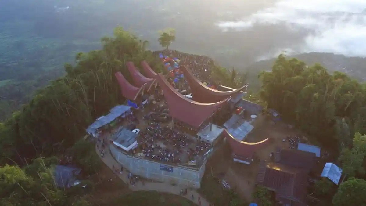 Pengunjung Puncak Lolai Toraja Capai 6.781 di Akhir Pekan