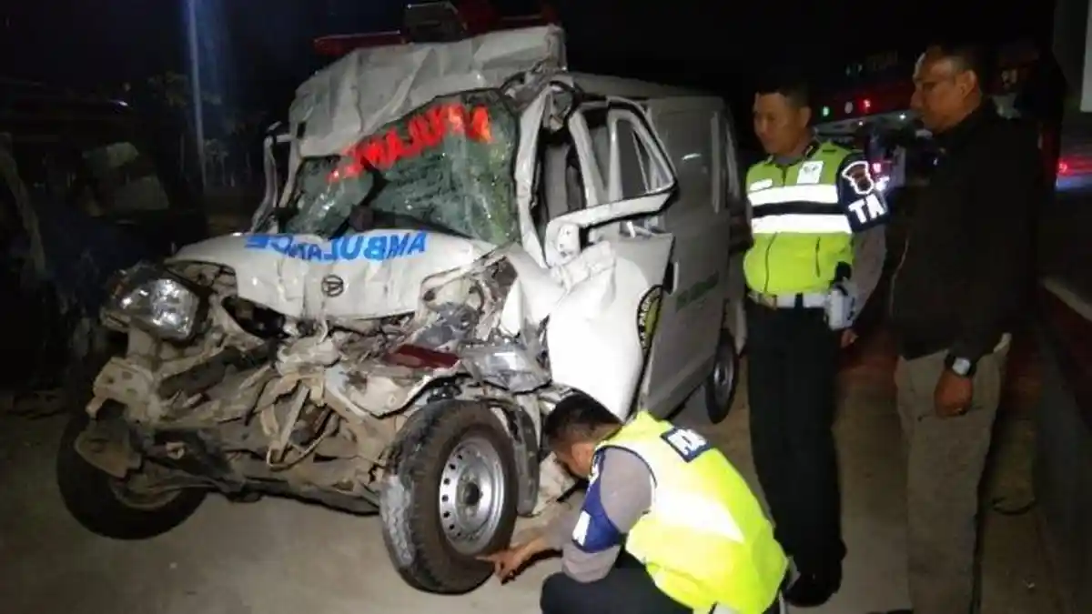 Ambulans Tabrak Truk di Tol Pejagan-Pemalang, Lima Warga Tangerang Pengantar Jenazah Tewas