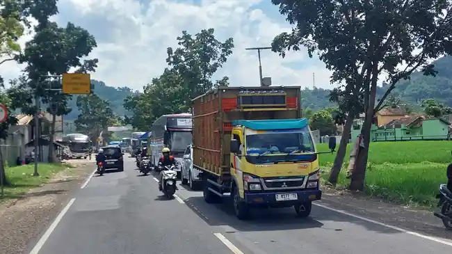 Jalur Mudik Nagreg Macet Tak Bergerak Dipicu Peningkatan Volume dan Pemotor Serobot Jalan